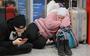 Oekraïense vluchtelingen rusten uit in een treinstation in Warschau, Polen. 