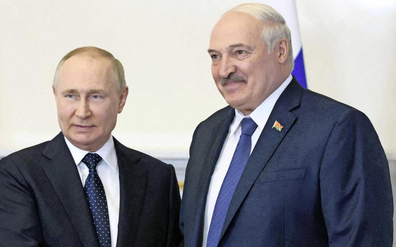 Vladimir Poetin (links) en de Belarussische dictator Aleksandr Loekasjenko tijdens hun ontmoeting zaterdag in Sint-Petersburg.