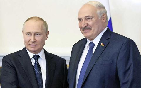 Vladimir Poetin (links) en de Belarussische dictator Aleksandr Loekasjenko tijdens hun ontmoeting zaterdag in Sint-Petersburg.