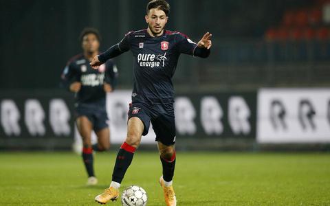 Halil Dervisoglu in actie namens FC Twente op 17 oktober 2020.