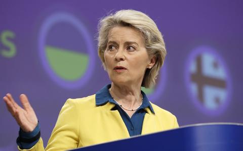 Was de kleurencombinatie die Ursula von der Leyen droeg nu een hint naar de Oekraïense of de Europese vlag? 