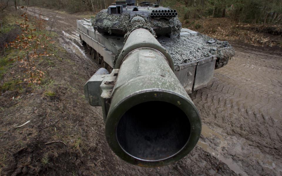 De 60.000 kilo zware Leopard 2 heeft met zijn vijf kilometer ver schietende 120 mm-kanon grote vuurkracht aan boord. 