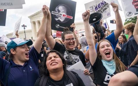 Tegenstanders van abortus bij het Hoogerechtshof in Washington. Zij zijn blij met de uitspraak van het hof. 