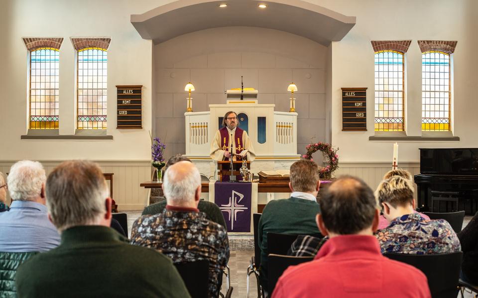 Dominee Lubbert Adema uit Mitselwier gaat voor in de vernieuwde kerk in Munnekezijl