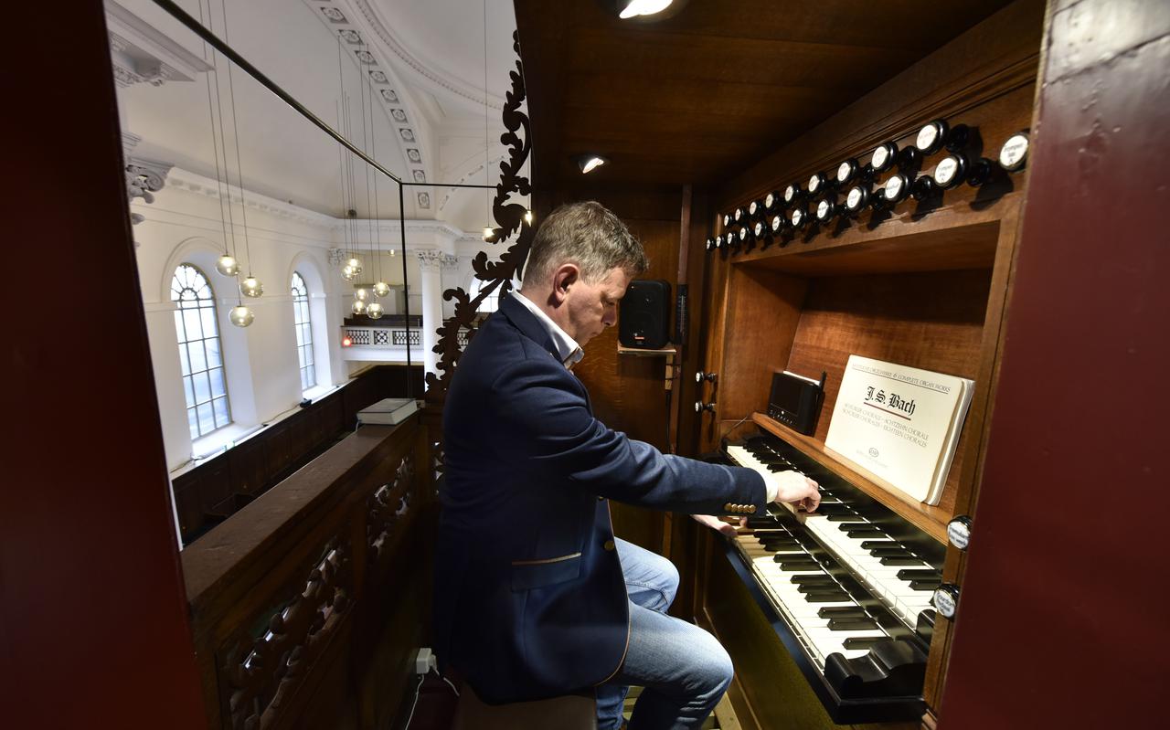 Simon Bouma aan het klavier van het orgel in de Doopsgezinde Gemeente in Leeuwarden.