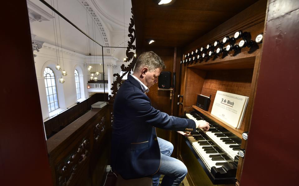 Simon Bouma aan het klavier van het orgel in de Doopsgezinde Gemeente in Leeuwarden. 