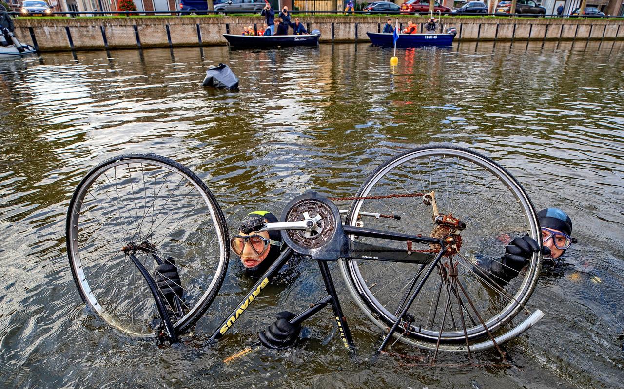 Bij een eerdere editie van schoonmaakactie Skjin Wetter werd afval in en rond het water van de Elfstedenroute opgeruimd.
Bij een eerdere editie van schoonmaakactie Skjin Wetter werd afval in en rond het water van de Elfstedenroute opgeruimd.
