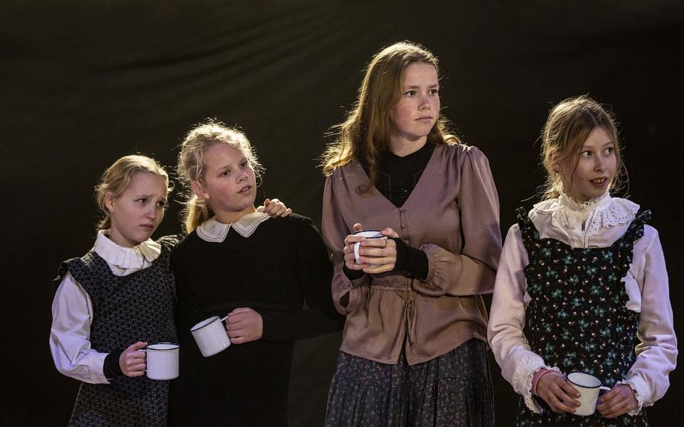 Mare Pen, Mirthe Lageveen, Doutsen van der Veer en Hiske Lolkema tijdens de repetitie van 'A Christmas Carol', het jubileumstuk van toneelvereniging Rjocht en Sjocht uit Tijnje.