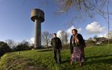 Willem en Erna Kolkman met op de achtergrond hun nieuwe aanwinst, de watertoren van Sint Jacobiparochie. 