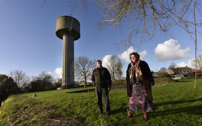 Willem en Erna Kolkman met op de achtergrond hun nieuwe aanwinst, de watertoren van Sint Jacobiparochie. 