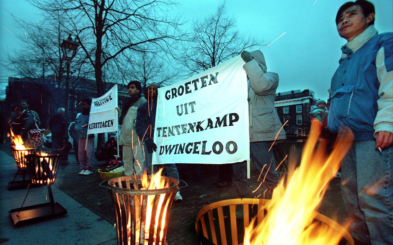 Uitgeprocedeerde asielzoekers uit Dwingeloo protesteerden in 1997 voor het Tweede Kamergebouw.