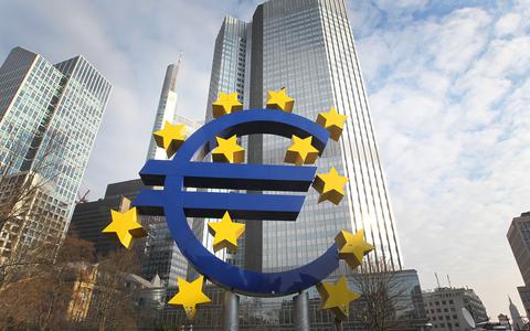 De Duitse kunstenaar Ottmar Hoerl maakte een kunstwerk over de euro dat in Frankfurt te zien is, waar het hoofdkantoor staat van de Europese Centrale Bank. 