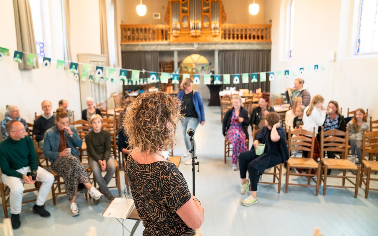 Tijdens de zeepkistsessie in het kerkje van Langezwaag stemmen inwoners op de beste minimissies vanuit het dorp. Tijdens de zeepkistsessie in het kerkje van Langezwaag stemmen inwoners op de beste minimissies vanuit het dorp.