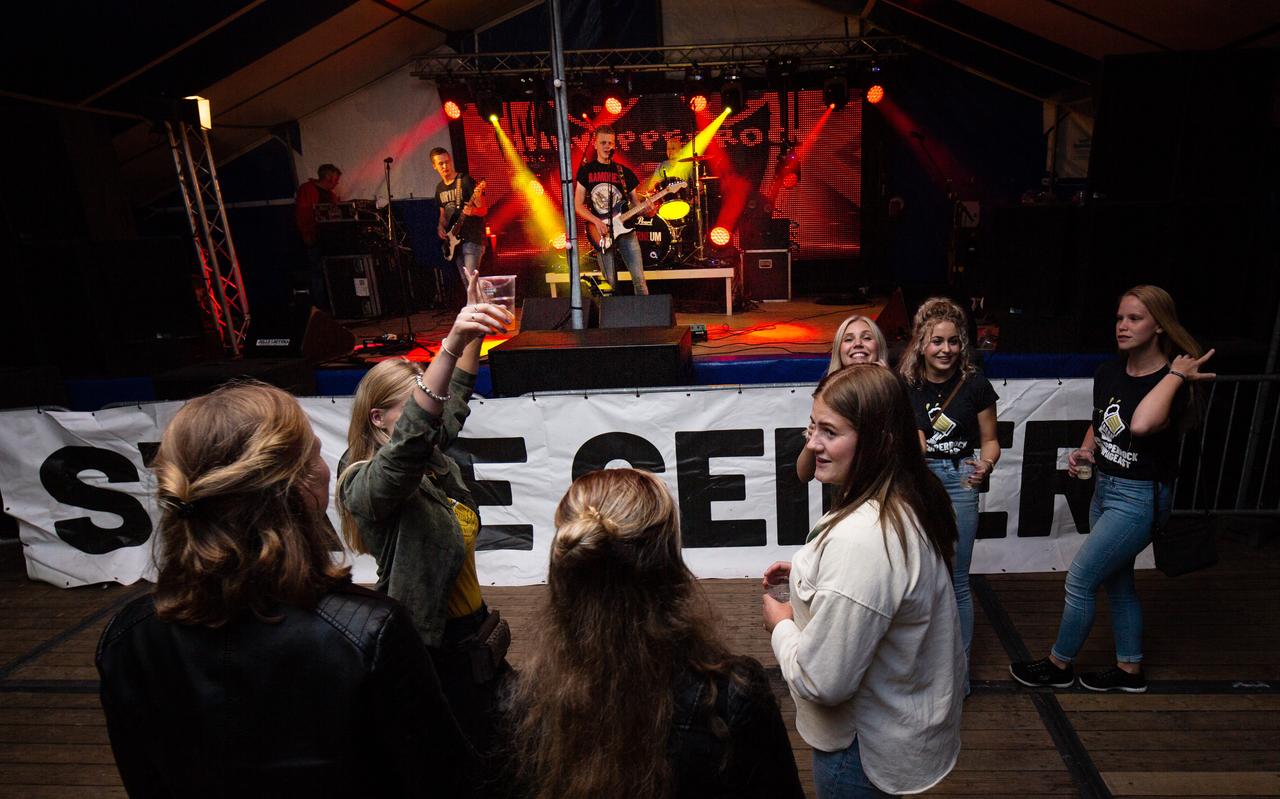 De eerste avond Hûnewippersrock in Rinsumageast. Foto ter illustratie. De eerste avond Hûnewippersrock in Rinsumageast. Foto ter illustratie.