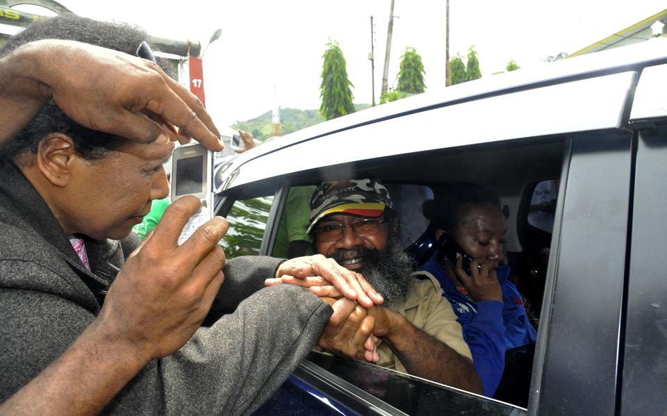 Filep Karma (in de auto) werd begroet door aanhangers bij zijn vrijlating uit de gevangenis in 2015. 