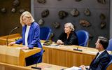 Ank Bijleveld en premier Rutte luisteren hoe Sigrid Kaag haar vertrek aankondigt.
