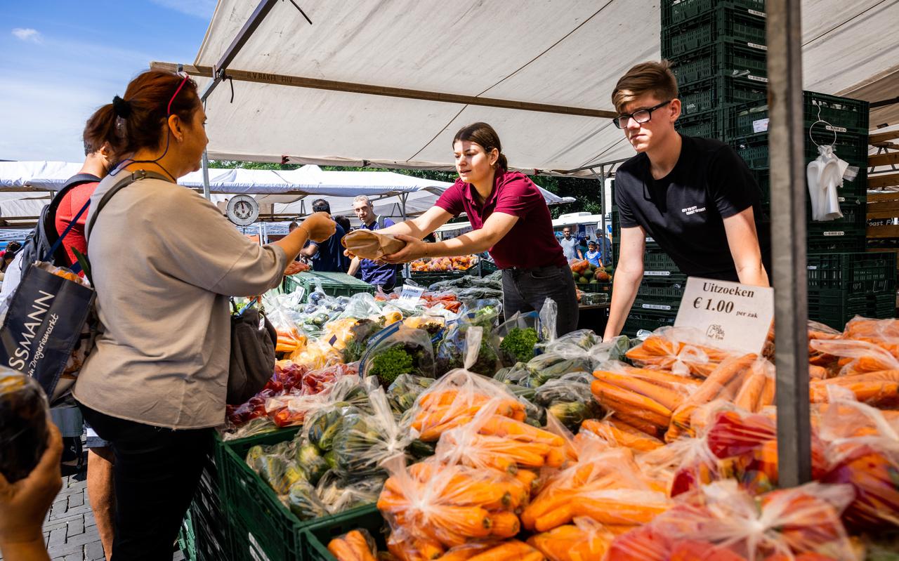 Een marktkraam markt met groenten en fruit. Door de oplopende inflatie stijgen de prijzen van veel levensmiddelen. 