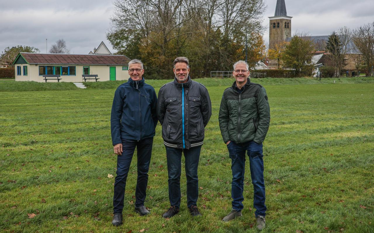Het bestuur van ijsclub De Trije Doarpkes (vlnr): Auke Boschma, Anne Wind en Wibo Hettinga. Niet op de foto: Tanja Brattinga en Hanneke Dijkstra. Het bestuur van ijsclub De Trije Doarpkes (vlnr): Auke Boschma, Anne Wind en Wibo Hettinga. Niet op de foto: Tanja Brattinga en Hanneke Dijkstra.