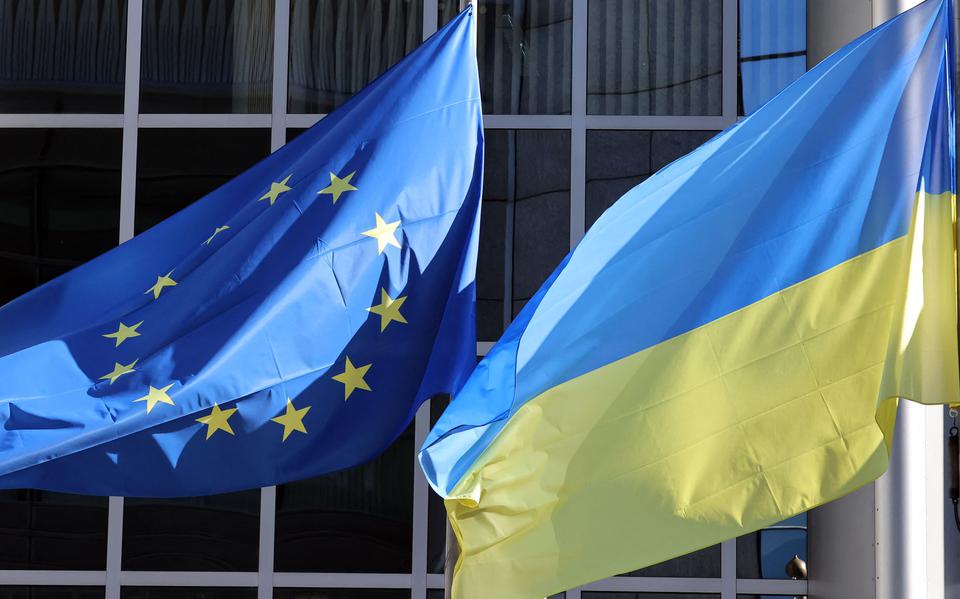 De vlag van de Europese Unie en de vlag van Oekraïne voor het gebouw van het Europees Parlement in Brussel. 