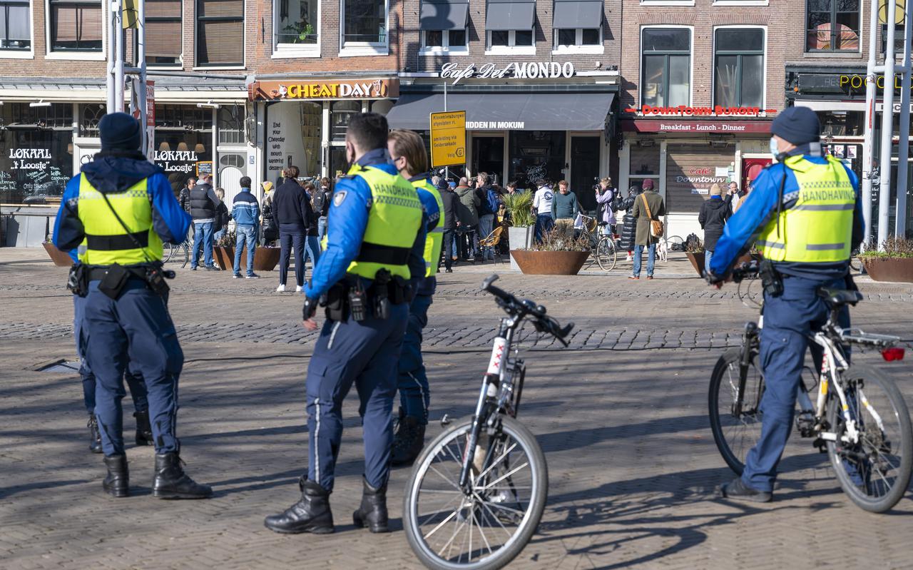 Handhavers op de Nieuwmarkt in Amsterdam.
