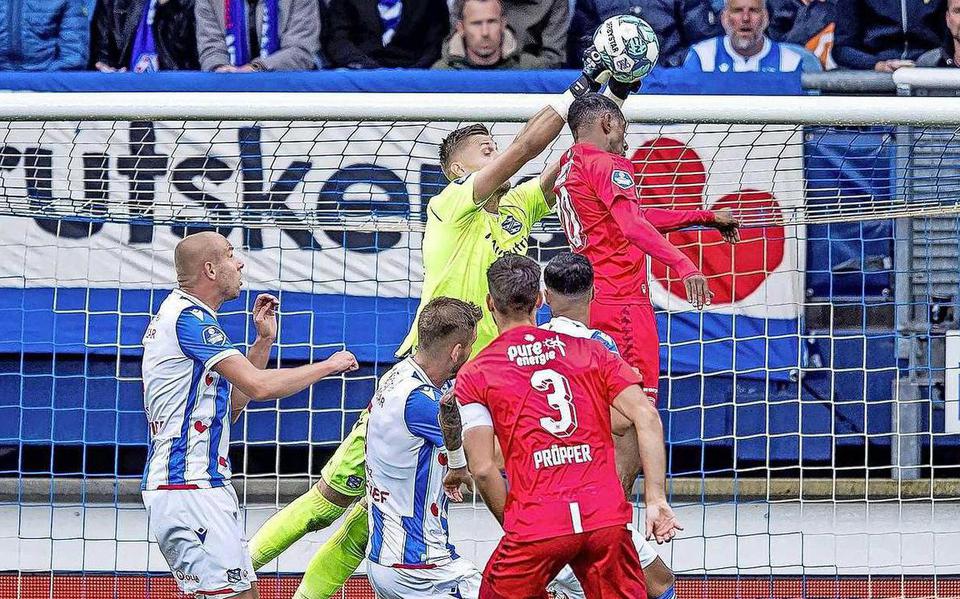 Keeper Andries Noppert van Heerenveen gaat zich vandaag met een brede