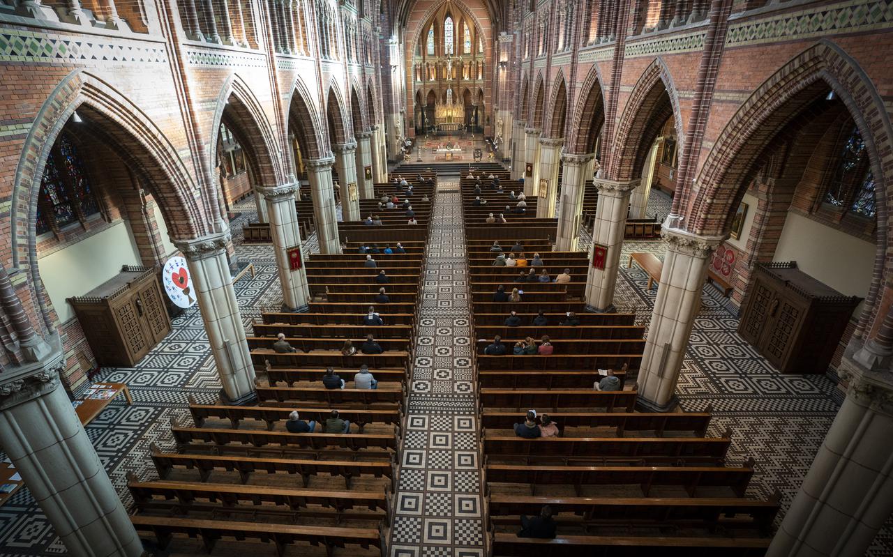 Een mis in de Vituskerk in Hilversum. De bisschoppen van de Rooms-Katholieke Kerk in Nederland vroegen parochies en religieuze gemeenschappen om de liturgievieringen te beperken qua bezoekersaantallen tijdens de pandemie.  