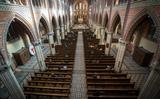Een mis in de Vituskerk in Hilversum. De bisschoppen van de Rooms-Katholieke Kerk in Nederland vroegen parochies en religieuze gemeenschappen om de liturgievieringen te beperken qua bezoekersaantallen tijdens de pandemie.  