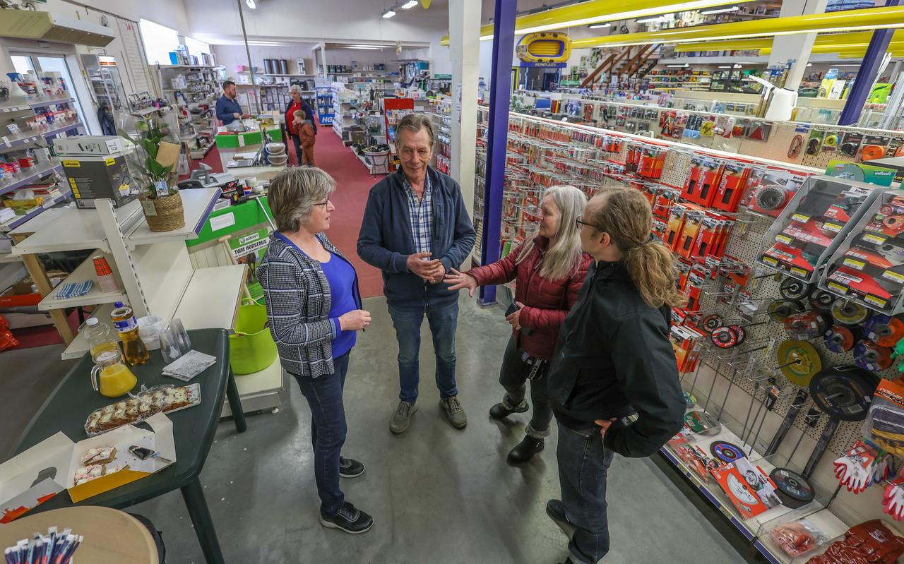 Mattie en Atze van der Meulen in gesprek met klanten. Velen komen voor de laatste keer langs bij ACR. Mattie en Atze van der Meulen in gesprek met klanten. Velen komen voor de laatste keer langs bij ACR.