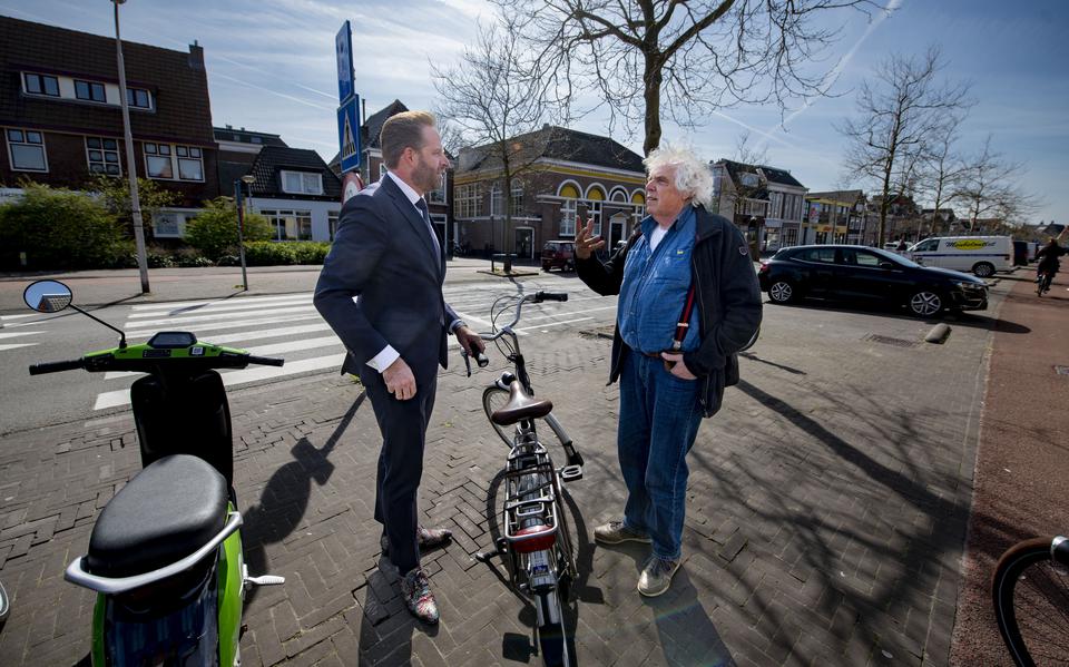 Minister Hugo de Jonge praat met Nico de Koning bij een bezoek aan de Vlietzone in Leeuwarden.