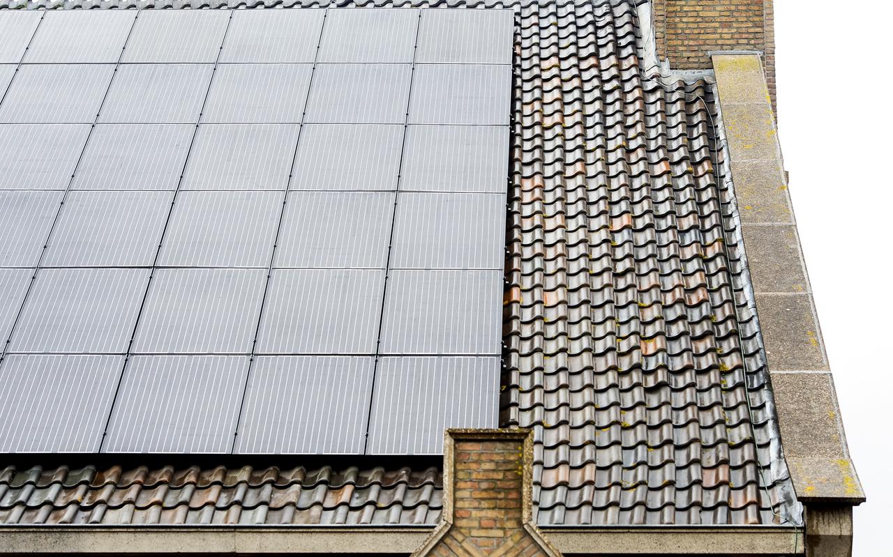 Wie zonnepanelen op zijn dak heeft is met hoge energieprijzen goed uit. Wie zonnepanelen op zijn dak heeft is met hoge energieprijzen goed uit.