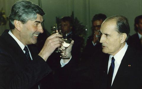 Premier Ruud Lubbers en François Mitterand toosten op 9 december 1991 in en op Maastricht.
