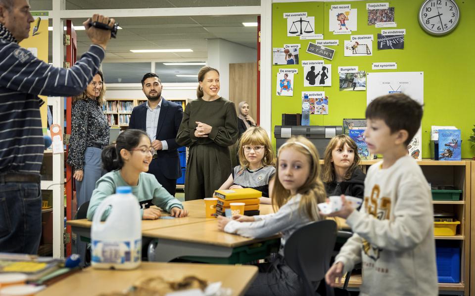Minister Carola Schouten ( Armoedebeleid, Participatie en Pensioenen) bezoekt in het kader van wereldarmoededag een basisschool waar ze voor de leerlingen een gratis schoolontbijt serveren. 
