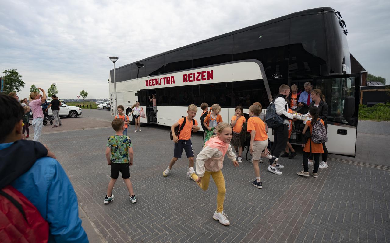 Aankomst van de bus waarmee leerlingen van ikc Theresa in Leeuwarden maandag op schoolreis waren. 
