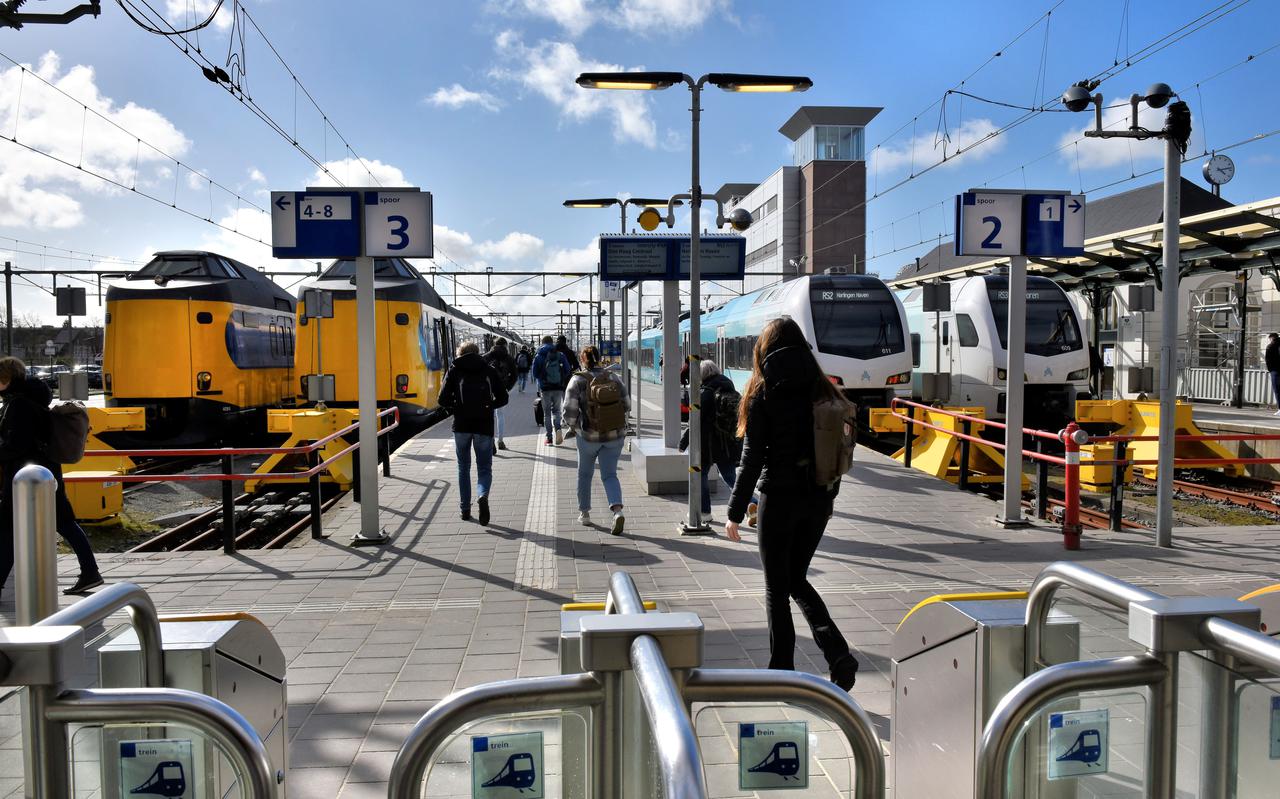 Treinen van zowel Arriva als de NS op het station in Leeuwarden.
