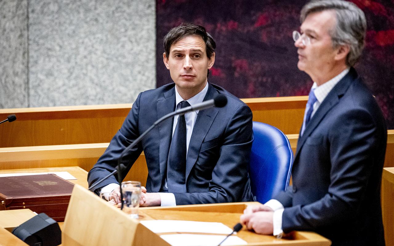 Demissionair minister Wopke Hoekstra (Financiën) luistert naar Arno Visser, president van de Algemene Rekenkamer, tijdens de aanbieding van de jaarverslagen van de ministeries over 2020. De rekenkamer oordeelde er hard over. Demissionair minister Wopke Hoekstra (Financiën) luistert naar Arno Visser, president van de Algemene Rekenkamer, tijdens de aanbieding van de jaarverslagen van de ministeries over 2020. De rekenkamer oordeelde er hard over.