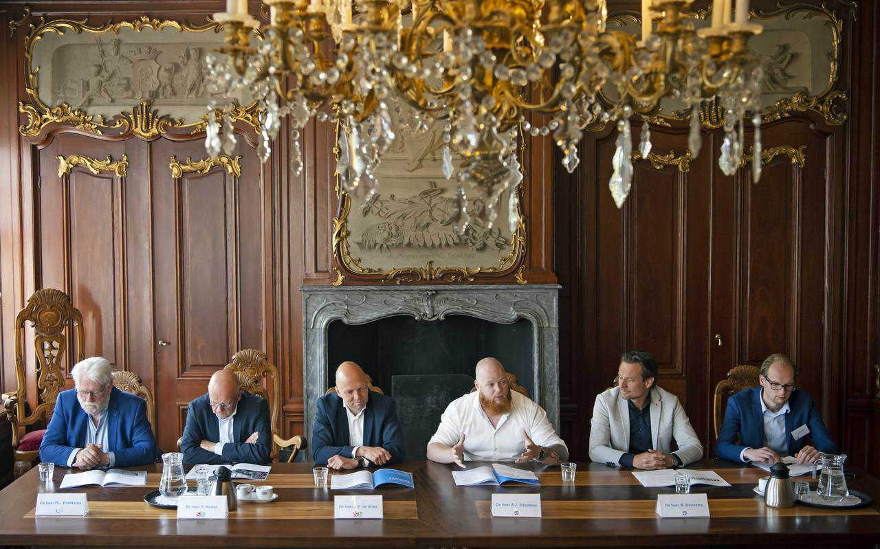 De nieuwe coalitie van Noardeast-Fryslân presenteerde donderdag haar coalitieakkoord, met in het midden wethouder Aant Jelle Soepboer. 