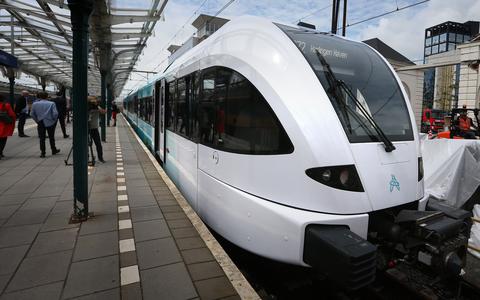 Een Arriva-trein op het station in Leeuwarden. 