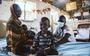 Een vrouw met haar tweeling in de kliniek van Medair in Zuid-Soedan. 