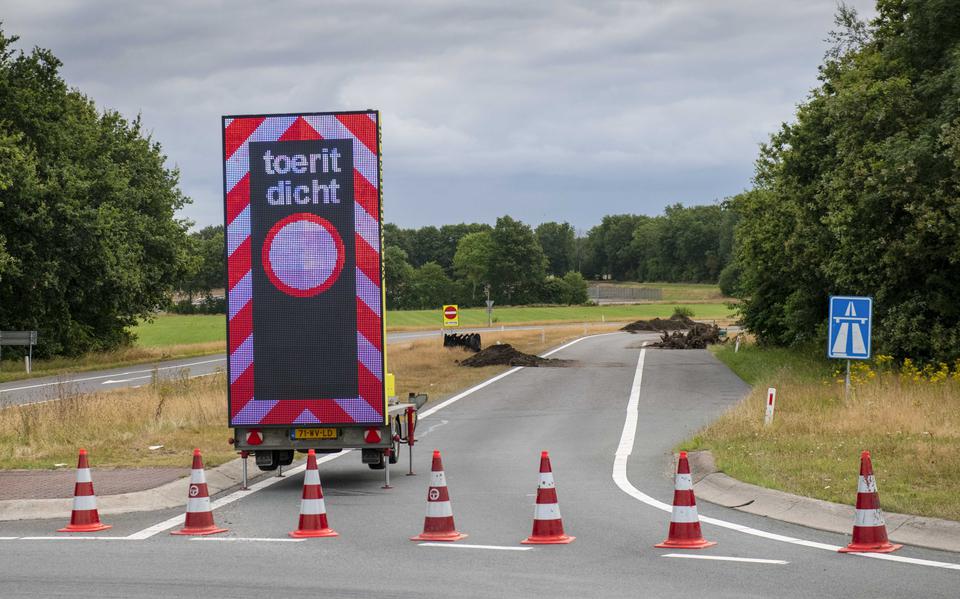 Een afgesloten oprit naar de A7 tussen Drachtstercompagnie en Frieschepalen waar afval is gedumpt. 