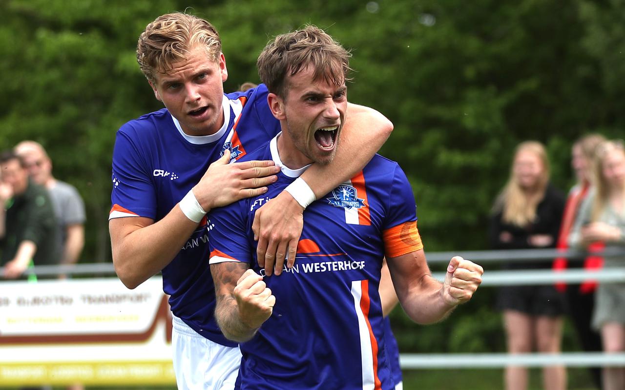 Buitenpost-aanvoerder Berend Jan Schootstra en Mark van der Meer vieren een doelpunt.