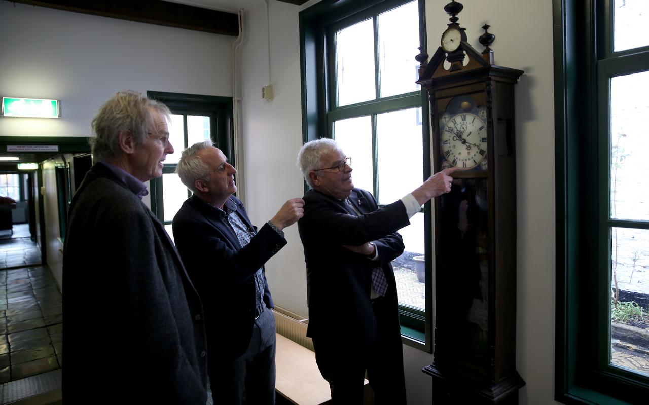 Anton Lijfering (l) en Thomas Lijfering (r) laten het uurwerk van hun overgrootvader met het volste vertrouwen achter bij Adrie Warmenhoven, directeur van het Planetarium.