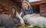 Aniek Kalkman, voorzitter van Stichting Opvang Konijnenparadijs in De Blesse.