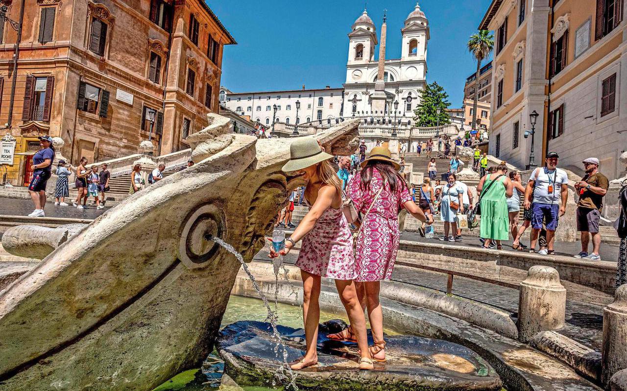 Verkoeling zoeken in een fontein is in sommige Italiaanse steden niet meer mogelijk.