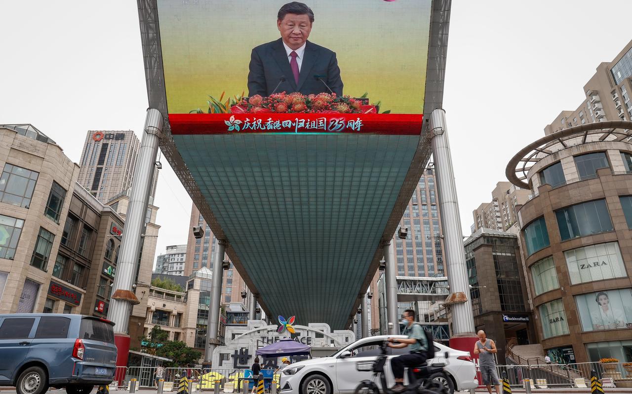 Een groot scherm in het centrum van Hongkong toont de toespraak van president Xi bij de inauguratie van John Lee. Een groot scherm in het centrum van Hongkong toont de toespraak van president Xi bij de inauguratie van John Lee.