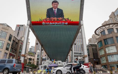 Een groot scherm in het centrum van Hongkong toont de toespraak van president Xi bij de inauguratie van John Lee.