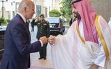 Biden wilde de omstreden kroonprins Mohammed bin Salman geen hand geven. Daarom gaf hij hem aan het begin van zijn veelbesproken bezoek aan Saudi-Arabië een korte boks. 