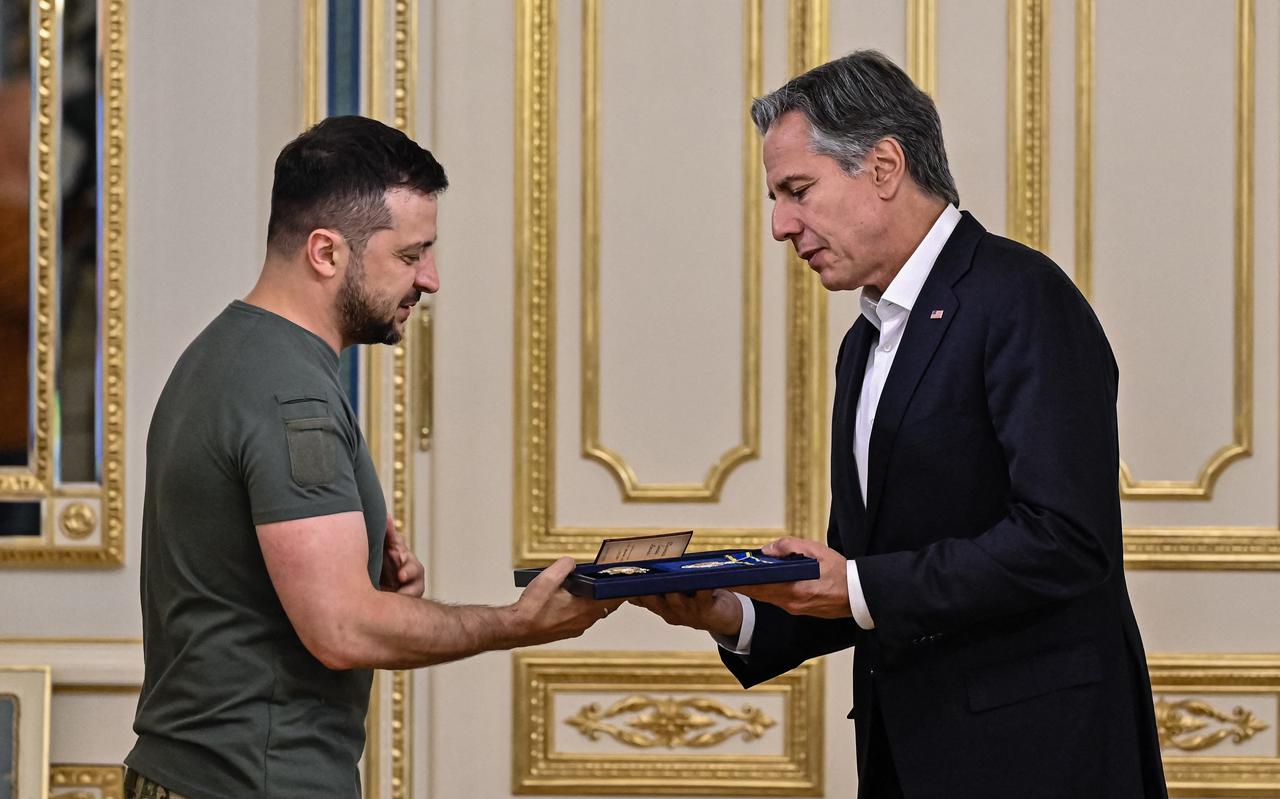 De Amerikaanse minister van Buitenlandse Zaken Antony Blinken (r) krijgt van de Oekraïnse president Volodymyr Zelenski een hoge Oekraïnse onderscheiding voor de inspanningen die hij heeft gepleegd om het land te steunen. De Amerikaanse minister van Buitenlandse Zaken Antony Blinken (r) krijgt van de Oekraïnse president Volodymyr Zelenski een hoge Oekraïnse onderscheiding voor de inspanningen die hij heeft gepleegd om het land te steunen.