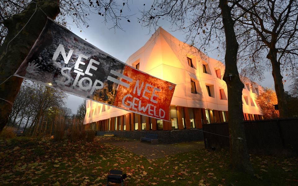 Het is deze week Orange the World, de wereldwijde campagne tegen geweld tegen vrouwen en meisjes. Ook Fier in Leeuwarden heeft het gebouw oranje verlicht.
