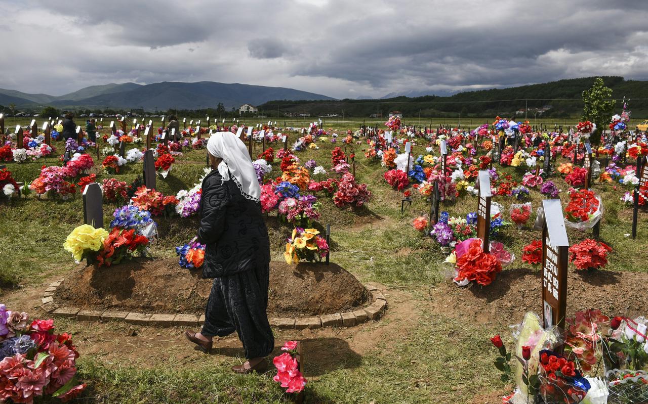 Een Kosovo-Albanese vrouw bij een begraafplaats in Meji op de ‘dag van de verdwenen mensen’. Een Kosovo-Albanese vrouw bij een begraafplaats in Meji op de ‘dag van de verdwenen mensen’.