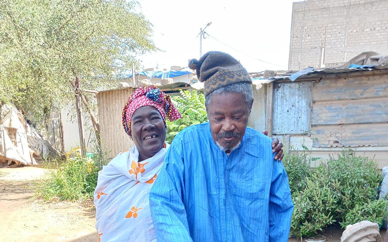 We helpen een bejaard echtpaar waarvan de man blind is en de vrouw versleten knieën heeft.